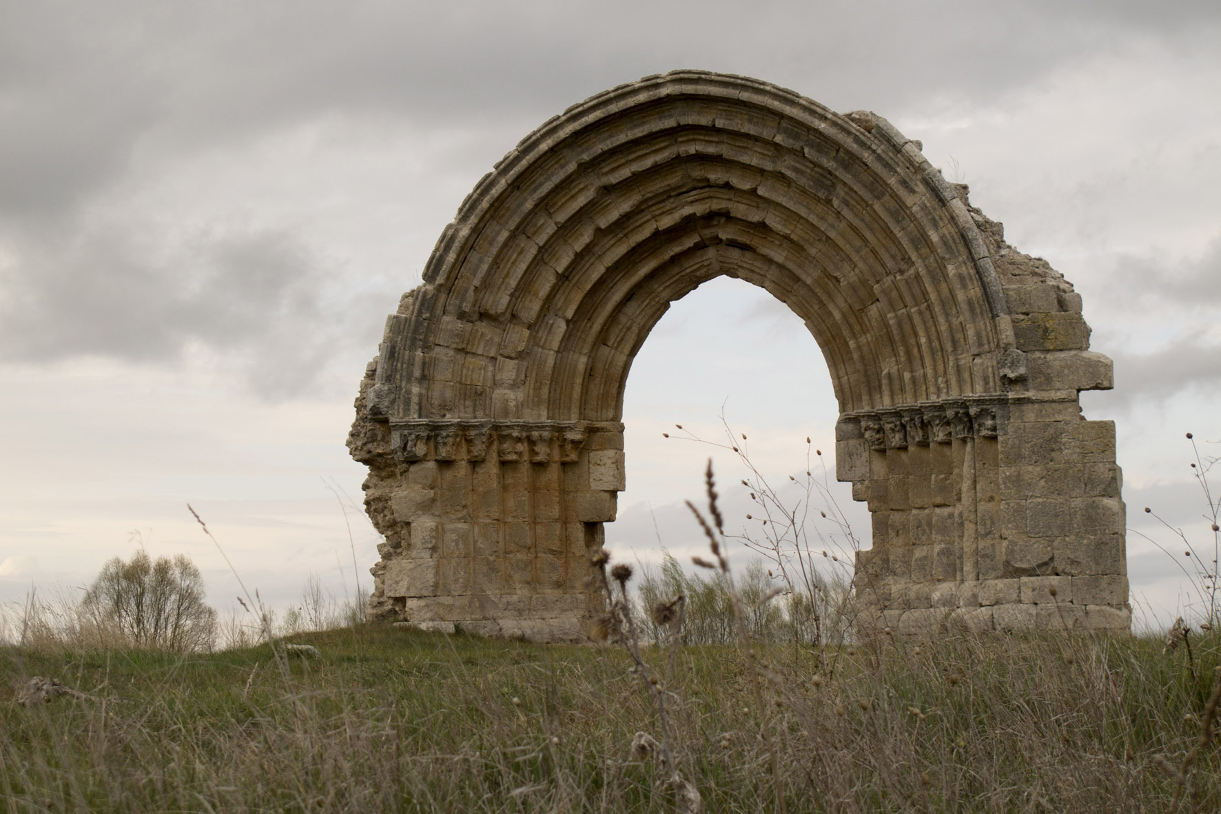 Puerta al pasado. Arco de San Miguel - Sasamon, JPG